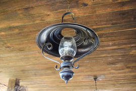 Потолочный светильник на деревянном потолоке