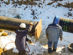 Работники, осуществляющие строительство газопровода. 