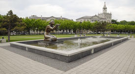 Статуя коленопреклоненной женщины в фонтане. 