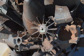 Памятник - мины, гранаты, пули и осколка снаряда. 