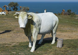 Муляж коровы. белый игрушка корова с колокольчиком.