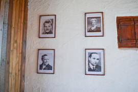 Портреты известных, но умерших актеров советского кино.