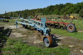 Trailer Hitch for tractors and combines. Trailers for agricultural machinery.