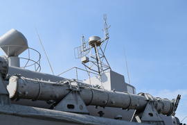 Часть палубы корабля. Коммуникационные устройства и палубные орудия