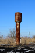 Старая ржавая водонапорная башня наклонена. Старый деревенский коммунальные коммуникации.