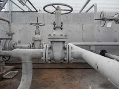 Latch on the pipeline. Oil refinery. Equipment for primary oil refining