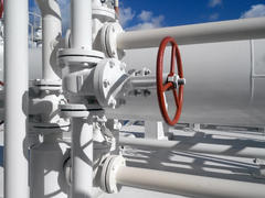 Latch on the pipeline. Equipment for primary oil refining