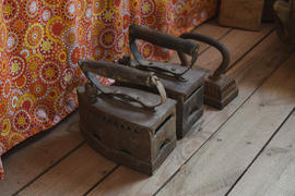 Старинные утюги на деревянном полу 