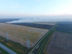 Сжигание соломы на полях после уборки урожая пшеницы.