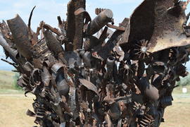Памятник - мины, гранаты, пули и осколка снаряда. 
