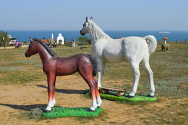 Декоративные фигурки  лошадей в саду 