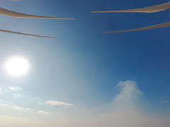 Пропеллеры квадрокоптера на фоне неба и солнца.