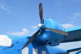 Синий вертолет на холме. Музей под открытым небом.