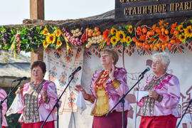 Народные певицы на концерте в казачьей станице Атамань.