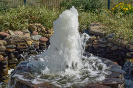 Небольшой фонтан со струями воды 