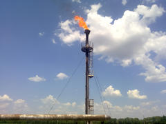 Факел на нефтяной основе для сжигания избыточного газа нефти