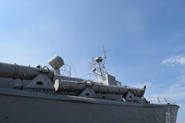 Часть палубы корабля. Коммуникационные устройства и палубные орудия