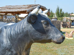 Черно белая керамическая корова с колокольчиком 