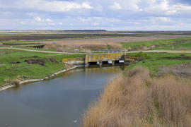 Мосты через оросительные каналы. Система орошения полей риса.