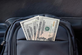 Доллары в кармане сумки. Американские Деньги.