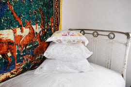Спальня казака. Кровать с подушками
