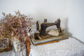 Старинная ручная швейная машинка 