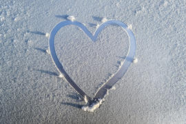 Нарисованное на снегу сердце 