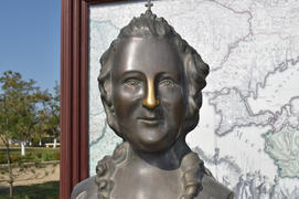 Бронзовая статуя императрицы Екатерины II.