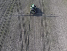 Трактор с навесной системе распыления пестицидов