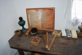Старинные инструменты на деревянном столе 