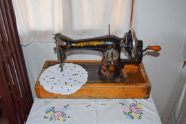 Старая ручная швейная машина