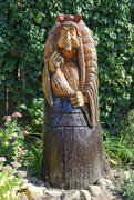 Деревянная статуя Бабы Яги в ступе