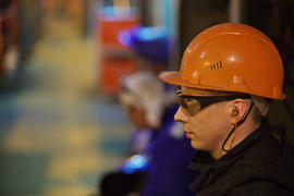Рабочие слесари и сварщики в защитной одежде и шлеме. 