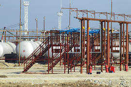 Overpass loading of oil products and fuel storage vessels. The equipment at the refinery