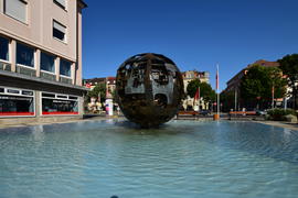 Германия - город Байройт, скульптура шара на воде 