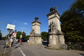 Германия. Мюнхен. Древная колонна и скульптура