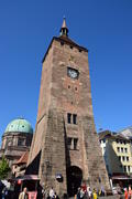 Германия - город Нюрнберг. Старинная башня с часами 