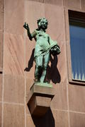 Германия - город Нюрнберг. Скульптуры на фасаде здания 