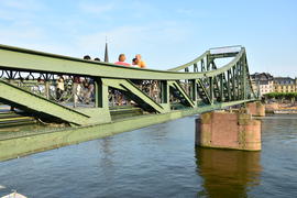 Германия, Франкфурт-на-Майне. Мост на реке 