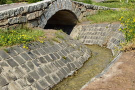 Каменный арочный мост с рекой 