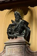 Аугсбург - ФУГГЕРАЙ, статуя с венцом 