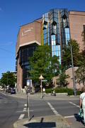 Германия. Мюнхен. Фасад современного здания 