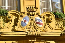 Германия - город Бамберг. Рельефный герб на фасаде здания 