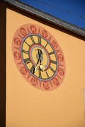 Германия. Город Регенсбурга. Часы на фасаде здания 