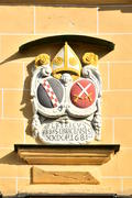Германия - город Бамберг. Рельефный герб на фасаде здания 