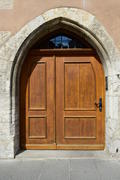 Исторический город Ротенбург в Баварии. Старинная деревянная дверь 