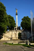 Германия. Мюнхен. Золотая скульптура  на постаменте в парке 