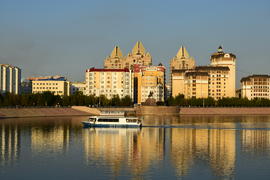 Астана. Панорамный вид на город с реки 