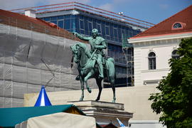 Германия. Мюнхен. Статуя мужчины на коне 