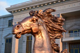 Астана - уличная скульптура бронзовой лошади 